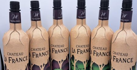 Les bouteilles des vins Château La France avec leur nouveau contenant en carton recyclé