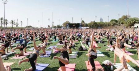 Des milliers de personnes font du yoga au festival 108 Paris