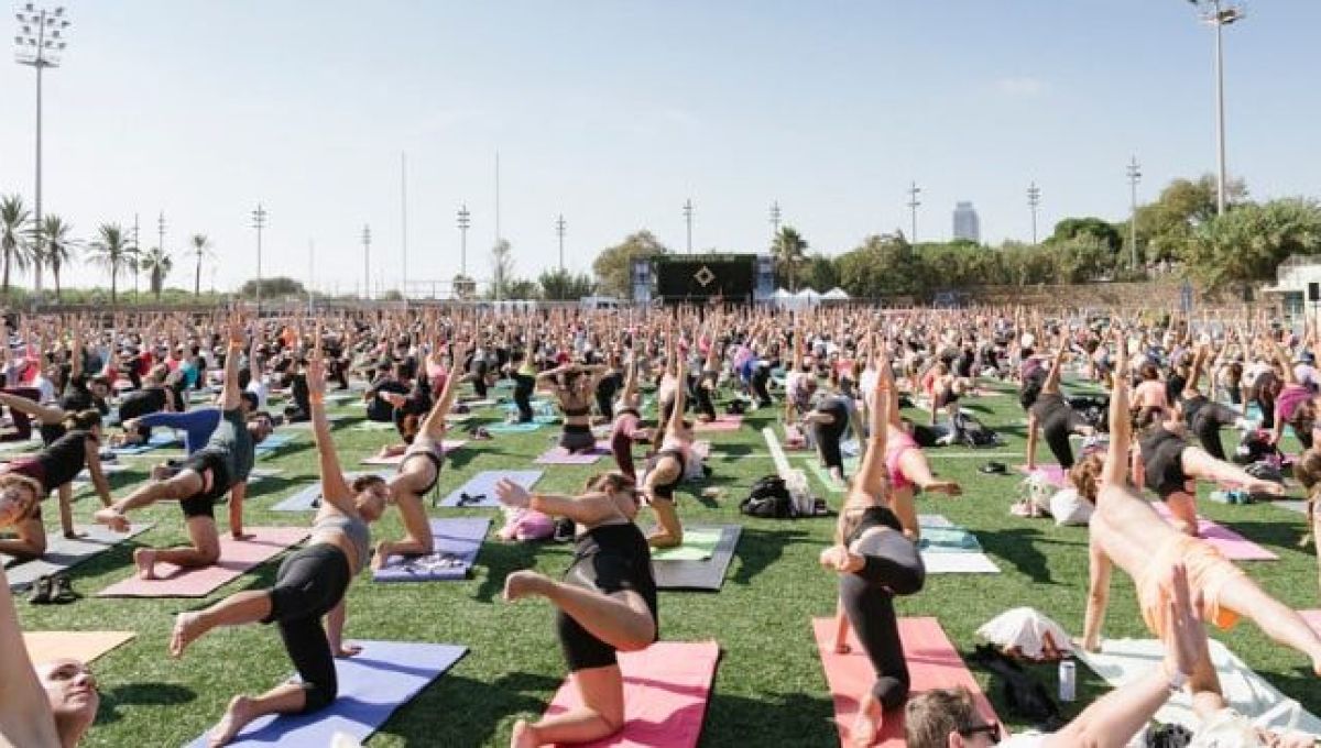 Des milliers de personnes font du yoga au festival 108 Paris