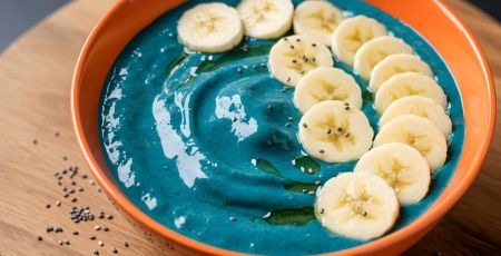 Smoothie bowl spiruline - crédit photo : Desi via Adobe Stock