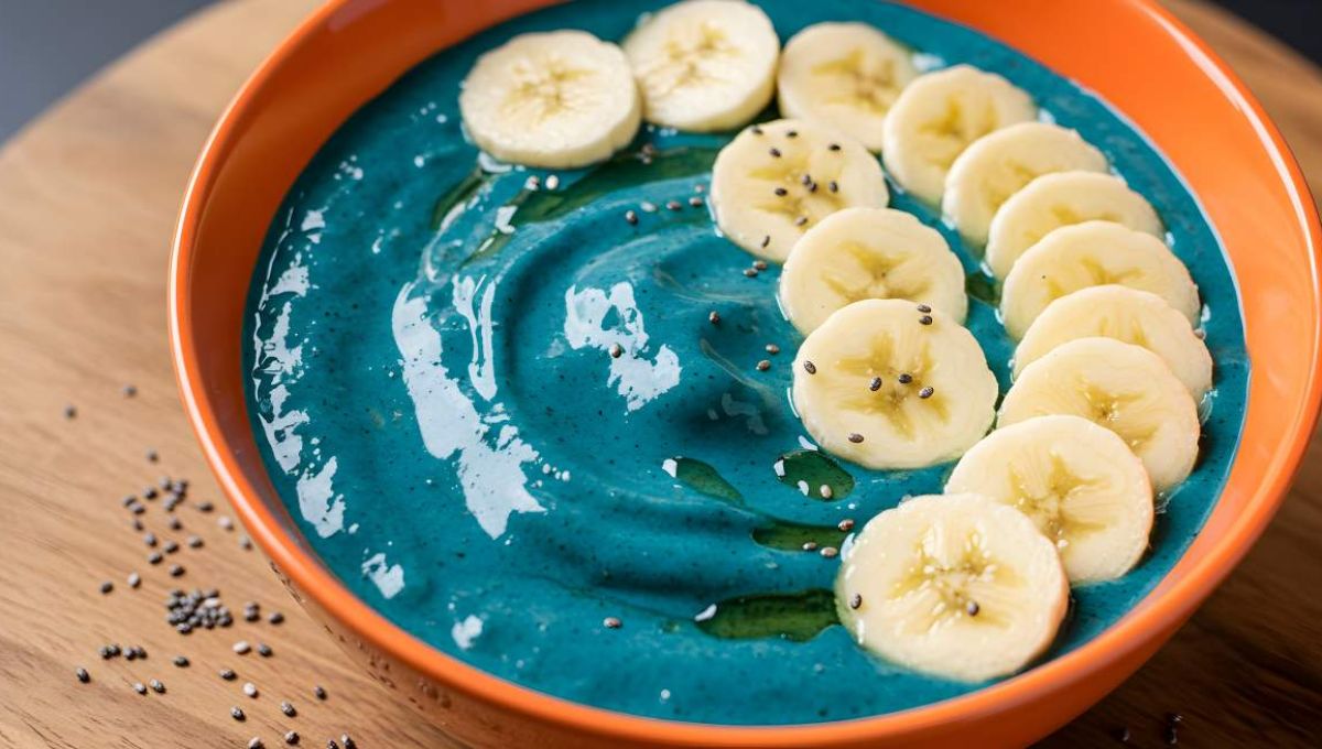 Smoothie bowl spiruline - crédit photo : Desi via Adobe Stock