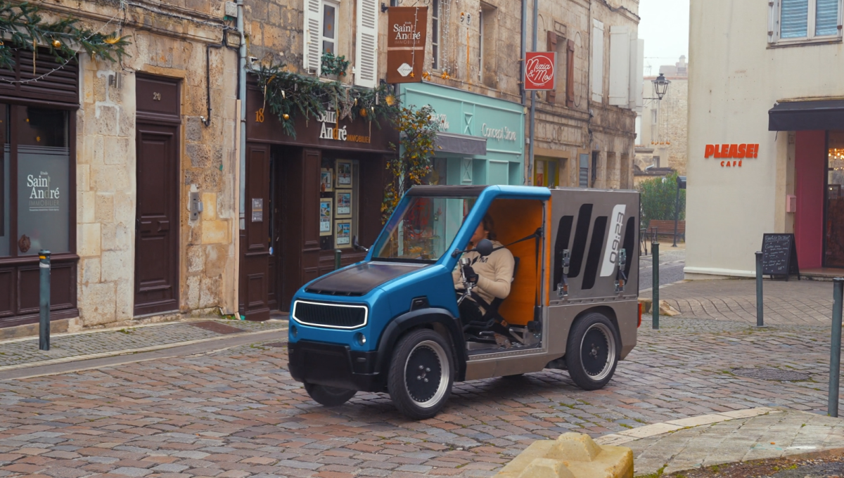 Le micro-utilitaire de Midipile dans une rue