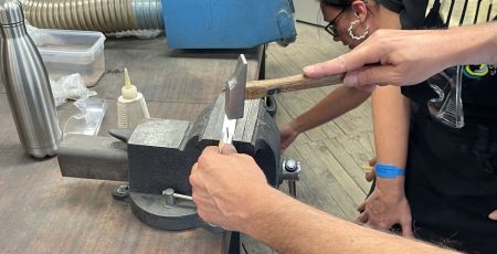 A Thiers, un atelier de couteau inclusif