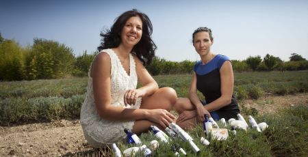 AROMA_ZONE_Anne_Cecile_et_Valerie_Vausselin__CREDIT_Raphael_Demaret_-_copie.jpeg