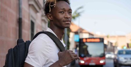 Un jeune homme attend le bus