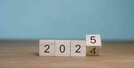 passage de l'année 2024 à 2025 illustrée par des petits dés