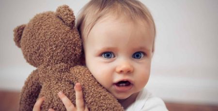 Illustration qui représente un bébé et son doudou