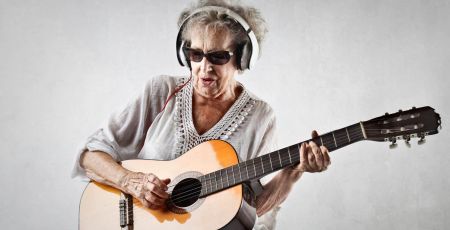senior grand mère guitare musique