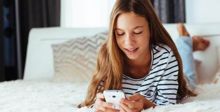 Une adolescente sur les réseaux sociaux.