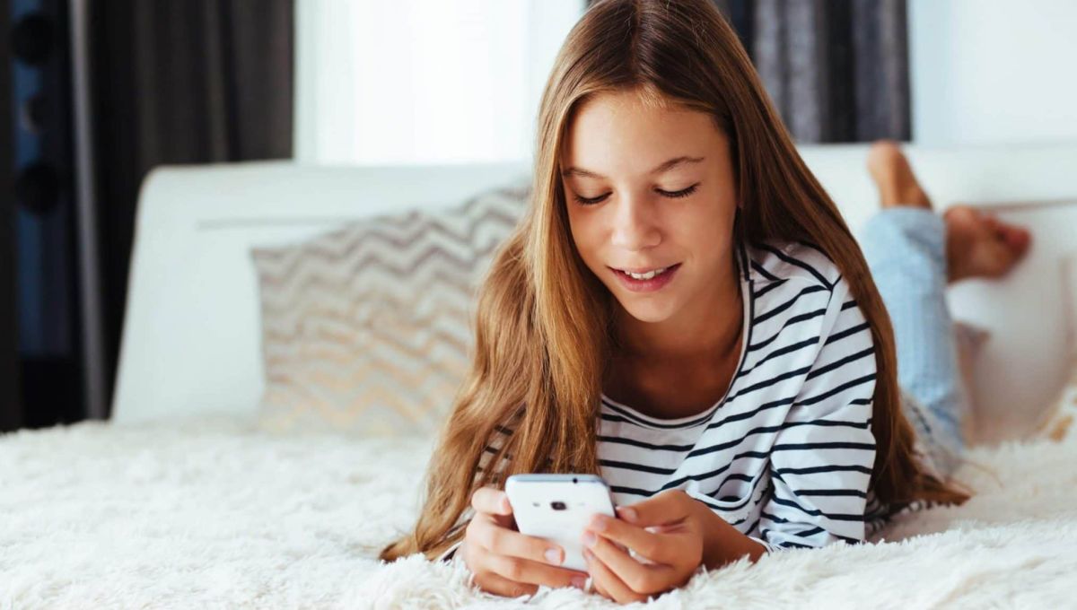 Une adolescente sur les réseaux sociaux.