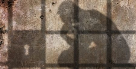 L'ombre d'un homme en prison.