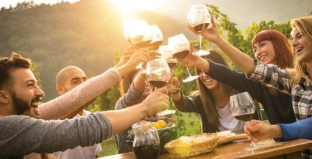 Amis trinquent verres vin