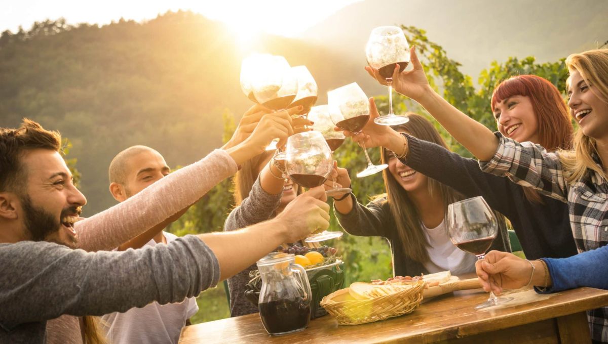 Amis trinquent verres vin