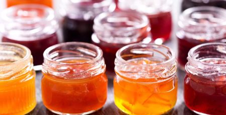 différents pots de confiture