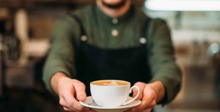 Serveur présente café