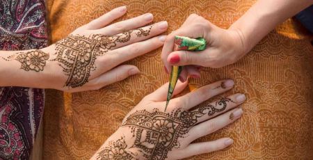 Pose de henné traditionnel sur les mains