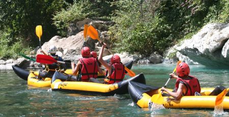 Une colonie de vacances en activité canoé.