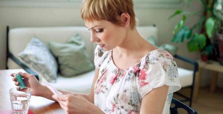 Une femme lit une notice de médicament