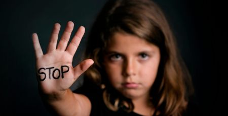 Une jeune fille dit stop au harcèlement scolaire.