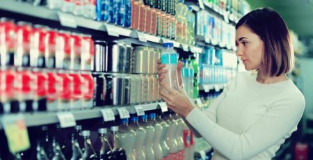 femme sodas rayon supermarché