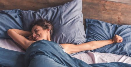 femmes qui prend soin de son sommeil