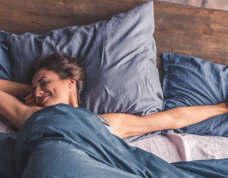 femme qui prend soin de son sommeil - crédit photo : georgerudy/Adobe Stock