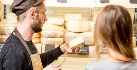 Un fromager avec une cliente