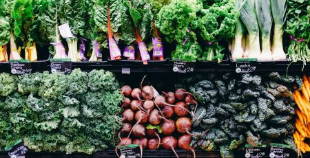 Un étal de légumes, très coloré, composé de blettes, poireaux, panais, carottes, etc.