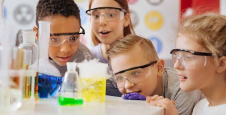 Selon Jeanne Thalie Deprince, vulgarisatrice scientifique et animatrice d'atelier, les enfants sont souvent plus réceptifs que les adultes