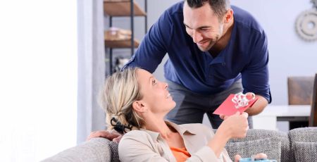 Un homme offre une carte cadeau solidaire à une femme
