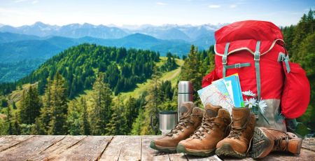 aventures audacieuses sac à dos chaussures et cartes