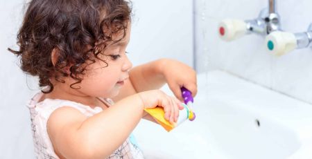 Petite fille qui fait preuve d'indépendance pour se brosser les dents