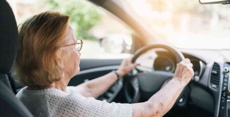 Une personne âgée au volant