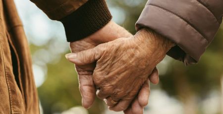 mains personnes âgées