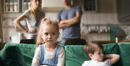 Illustration qui représente une petite fille jalouse de sa soeur