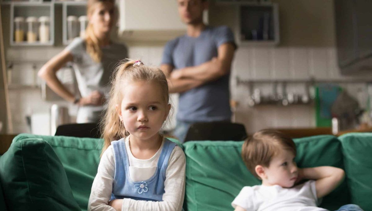 Illustration qui représente une petite fille jalouse de sa soeur