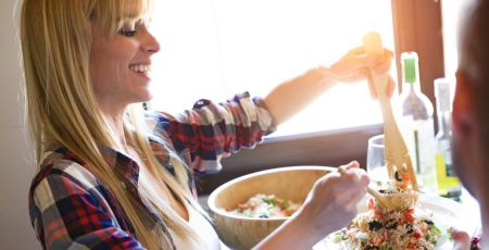 femme prepare salade quinoa