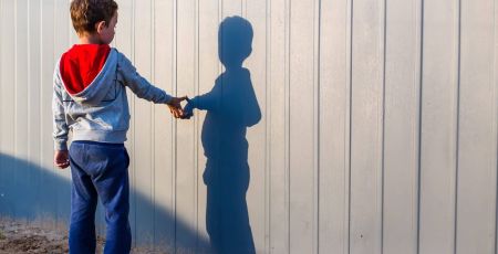 Un enfant devant une ombre, illustration du roman "Le chant de Loon"