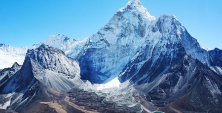 Elle devient la 13ème femme au monde à gravir l’Everest