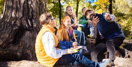 Des enfants sont dans la forêt avec leur enseignants