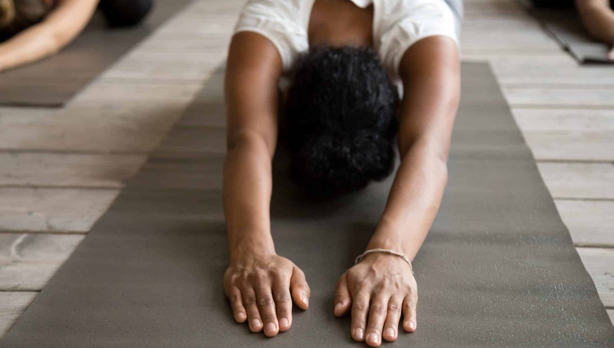 Une femme pratiquant le yoga bikram.