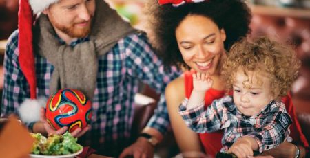 Photo représentant un repas de fête avec bébé