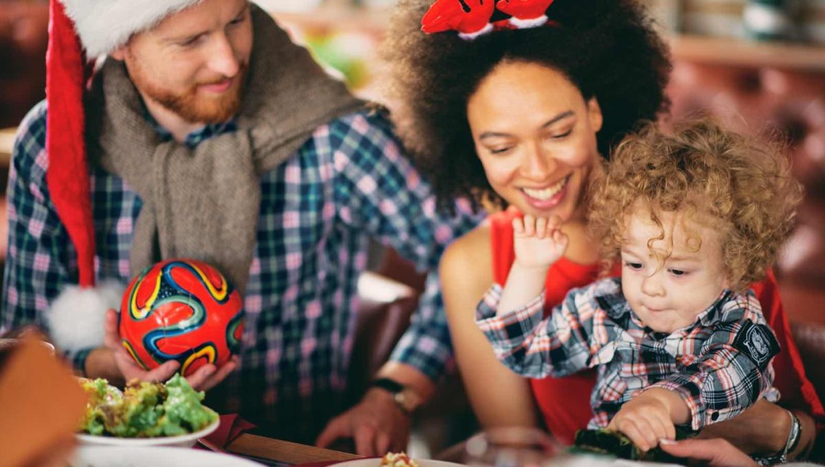 Photo représentant un repas de fête avec bébé