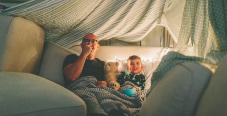 Benshi, guide de films et dessins animés pour enfants par âge. un papa et son fils qui regardent un film