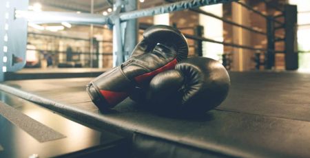 Il y a des gants de boxe sur un ring