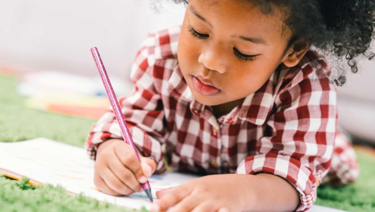 Enfant qui dessine.