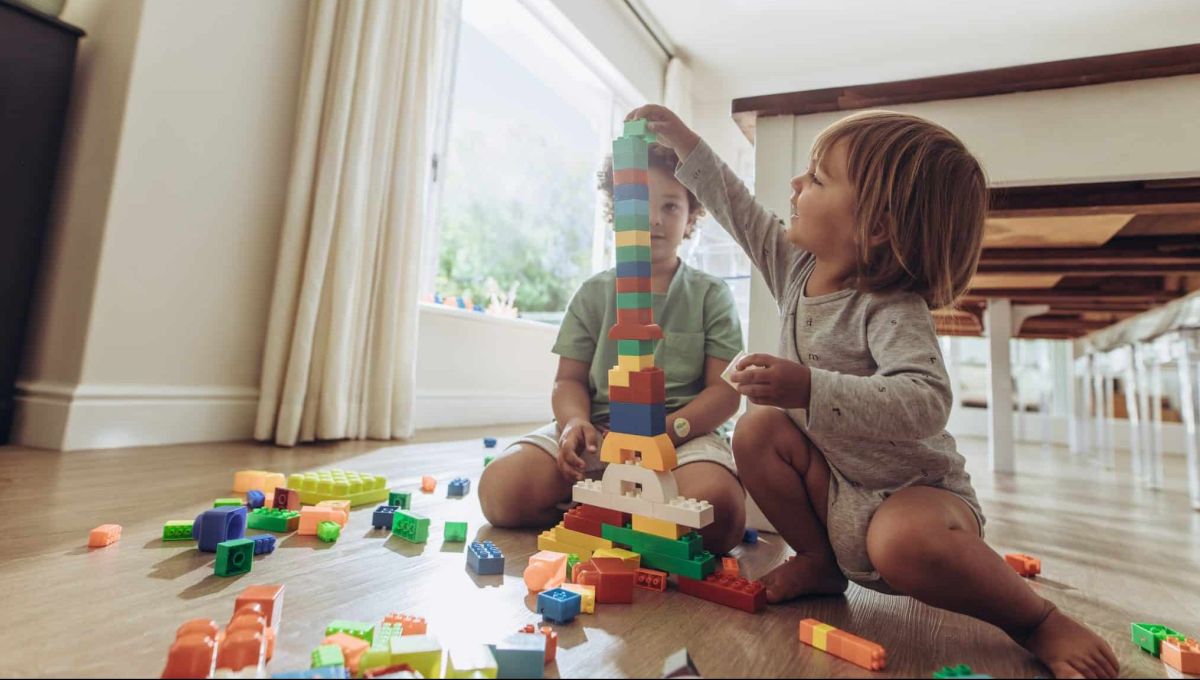 Des enfants jouant aux Lego.