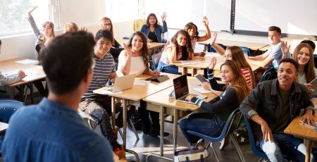 Personne de dos s'adressant à une classe