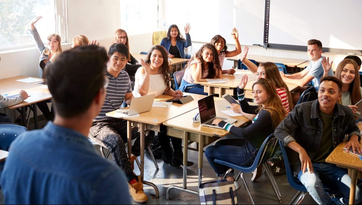 Personne de dos s'adressant à une classe