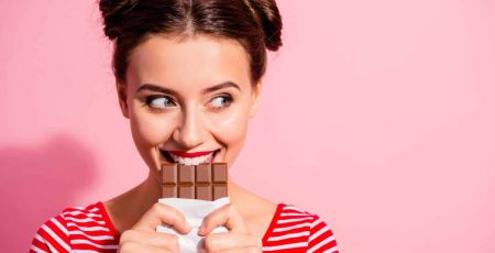 femme croque tablette chocolat